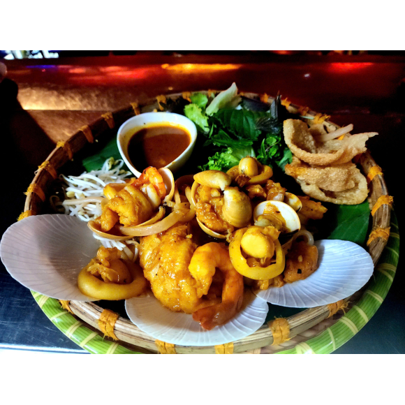 Cao Lầu Seafood Signature  